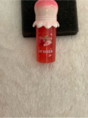 Strawberry Shine Lip Gloss – Pink & Red Glow